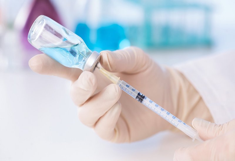 Bác sĩ chuẩn bị thuốc điều trị liệu pháp miễn dịch trong y khoa